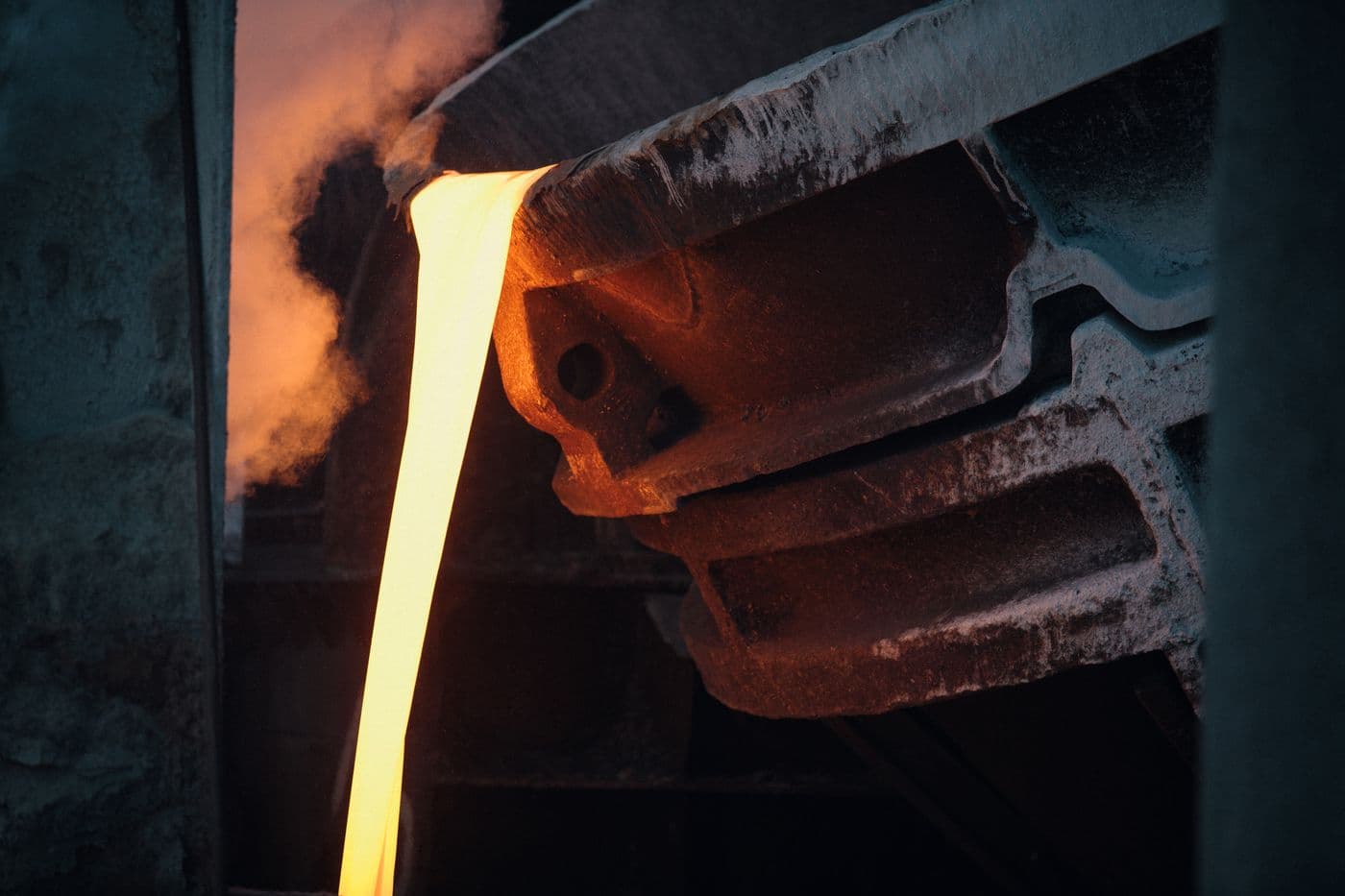 Molten metal being poured at the Fundinet foundry